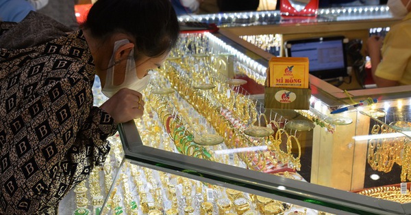 Giá vàng hôm nay 31-12: Tăng lên rồi bất ngờ giảm sâu