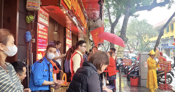 Không xếp hàng ngày vía Thần Tài, nhiều người chọn mua vàng theo cách này